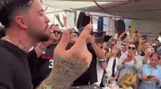 Mahmut Orhan pazar tezgahında dünya müziği çaldı