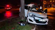Manavgat yolunda direksiyon hakimiyetini kaybeden sürücü palmiyeye çarptı