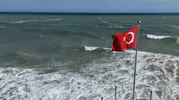 Mersin kıyılarında dev dalgalar hayatı zorlaştırıyor