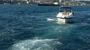 Kız Kulesi açıklarında sürüklenen tekneyi ekipler son anda kurtardı