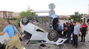 Karaman'da tıp öğrencilerini taşıyan otomobil üniversite kapısında takla attı