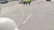 İnegöl yolunda iki araç bariyerlere girdi