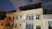Küçükçekmece'de fırtına dehşeti Çatı parçaları evlerin içine saplandı