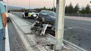 Kayseri’de direksiyon hakimiyeti kaybolunca araç direğe saplandı