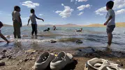 Ağrı'da çocuklar serinlemek için baraj gölünü tehlikeli bir havuza çevirdi