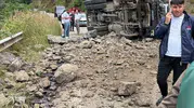 Tonya yolunda hafriyat kamyonu devrildi