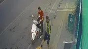 Samsun'da bir kişi kaldırımda yürüyen kediye tekme attı