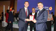 Aras Elektrik yerel basına verdiği destekle plaket aldı