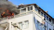 Antalya’da teras yangını İki kişi korkuluklarda kurtarılmayı bekledi