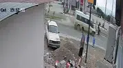 Osmaniye’de minibüsün çarptığı at yola savruldu