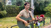 Eskişehirli müzisyen kendi şarkıları için sahneyi sokağa taşıdı