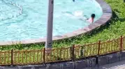 Erzurum sıcağında süs havuzuna giren çocukların tehlikeli serinliği