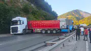 Bilecik yolunda tır kazası trafiği felç etti