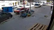 İnegöl'de nakliye asansörü park halindeki minibüsün üzerine çöktü