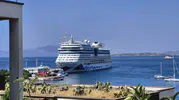 Bodrum limanına üç dev gemiyle binlerce turist akın etti