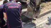 Osmaniye'de mazgala sıkışan kediye itfaiye yardımı