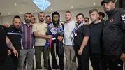 Trabzonspor'un yeni yıldızı şehre indi: Taraftarlar havalimanını bayram yerine çevirdi