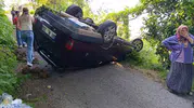 Giresun'da yokuşta geri kayan otomobil takla attı