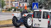 Bolu trafiğinde duba şapkalı traktör sürücüsü