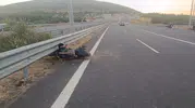 İzmir'de motosiklet eğitmeni bariyerlere çarptı