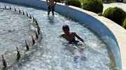 Iğdır’da kavurucu sıcaklar çocukları süs havuzuna sürükledi