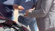 Belediye Başkanı yolda kalan ailenin imdadına yetişti