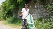 İnsanlık ölmemiş dedirten olay: Temizlik işçisi bir serveti elinin tersiyle itti