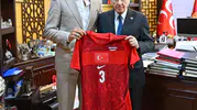 Merih Demiral formasını Bahçeli’ye hediye etti
