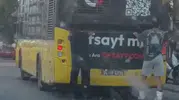 Pendik trafiğinde patenle otobüse tutunarak tehlikeli yolculuk