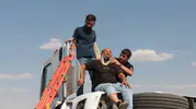 Şırnak'ta tır devrildi Sürücü sıkıştığı yerden kurtarıldı
