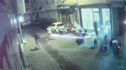 Fatih'te dört katlı binanın çatısı çöktü, iki kişi kıl payı kurtuldu