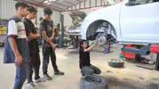 15 yaşındaki Nehir usta sanayide hem tamir yapıyor hem çırak yetiştiriyor