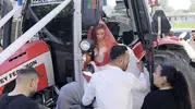 Osmaniyeli çiftçi düğününde lüks araç yerine traktörünü süsledi