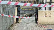 Küçükçekmece'de inşaat kazısı binayı mahsur bıraktı