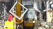 Pendik’te yıkım sırasında duyarlı operatör bayrağı korumaya aldı