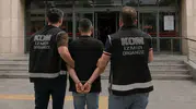 İzmir'de ruhsatsız silah deposuna polis baskını