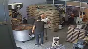 Adana'da ticari alacak kavgası iş yeri baskınıyla bitti