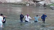 Siirt'te piknik yapan 8 kişi suyun yükselmesiyle mahsur kaldı