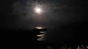 Van Gölü üzerinde Geyik Dolunayı ve tarihi kilisenin görsel dansı