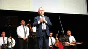 Yozgat Belediye Başkanı mikrofonu eline aldı ve çocuklar için şarkı söyledi