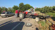 Orhangazi yolunda traktöre çarpan araç devrildi