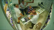 Sahte altın dişlerle kuyumcuları dolandıran şebeke yakalandı
