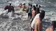Ölümle burun buruna geldiler: Dev dalgaların arasında insan zinciriyle gelen mucize