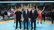 Bakan Bayraktar minik güreşçilerin heyecanına ortak oldu
