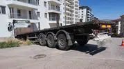 Kırıkkale’de freni boşalan tır apartmana daldı