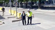 Kastamonu'da bir trafik polisinin yaşlı adama şefkatli dokunuşu