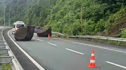 Rize’de dev kayalar Karadeniz Sahil Yolu’nu kapattı