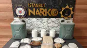 Fatih’teki bir eve baskın düzenleyen polis 49 kilo uyuşturucu yakaladı