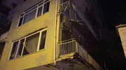 Üsküdar’da eski binanın balkonu gece yarısı büyük gürültüyle çöktü