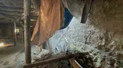Kars'ta şiddetli yağış köy evinin ahırını yıktı